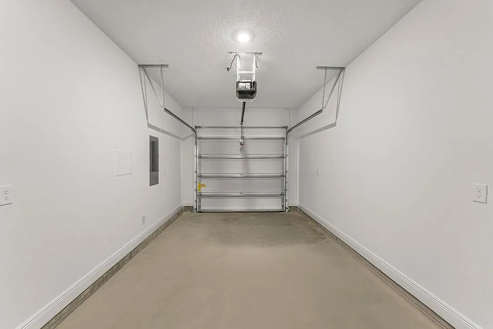 Single Care Garage w/remote - 55 Mamba Ln #55