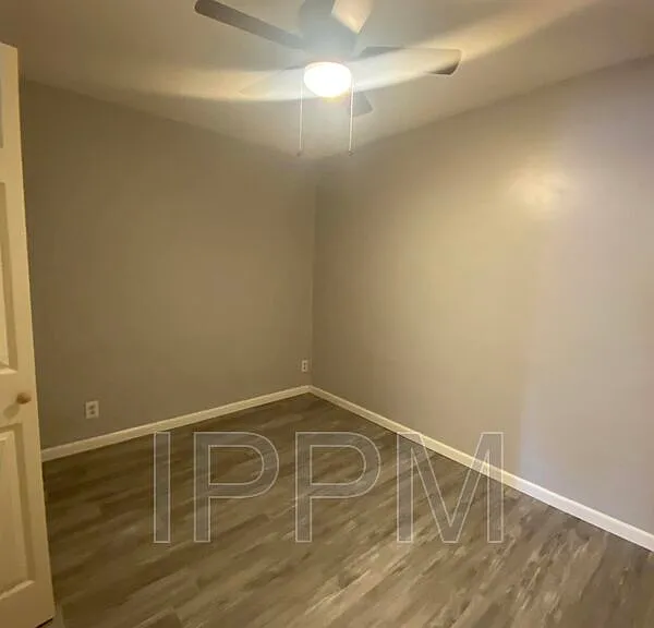 910 E Adams Ave — Photo 5