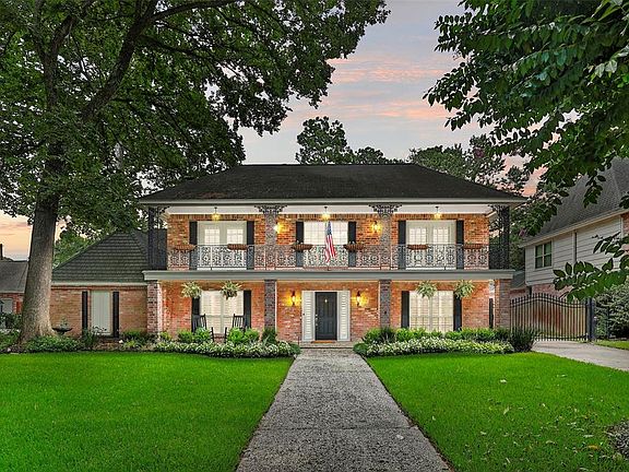 Welcome to the beautiful 8915 Ashridge Park Dr, in Champions Forest!