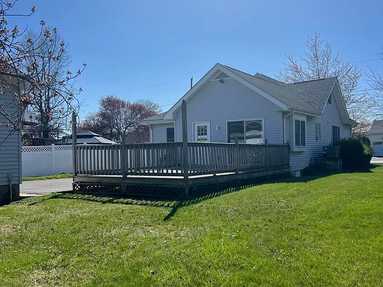 465 Adrian Ave — Photo 11