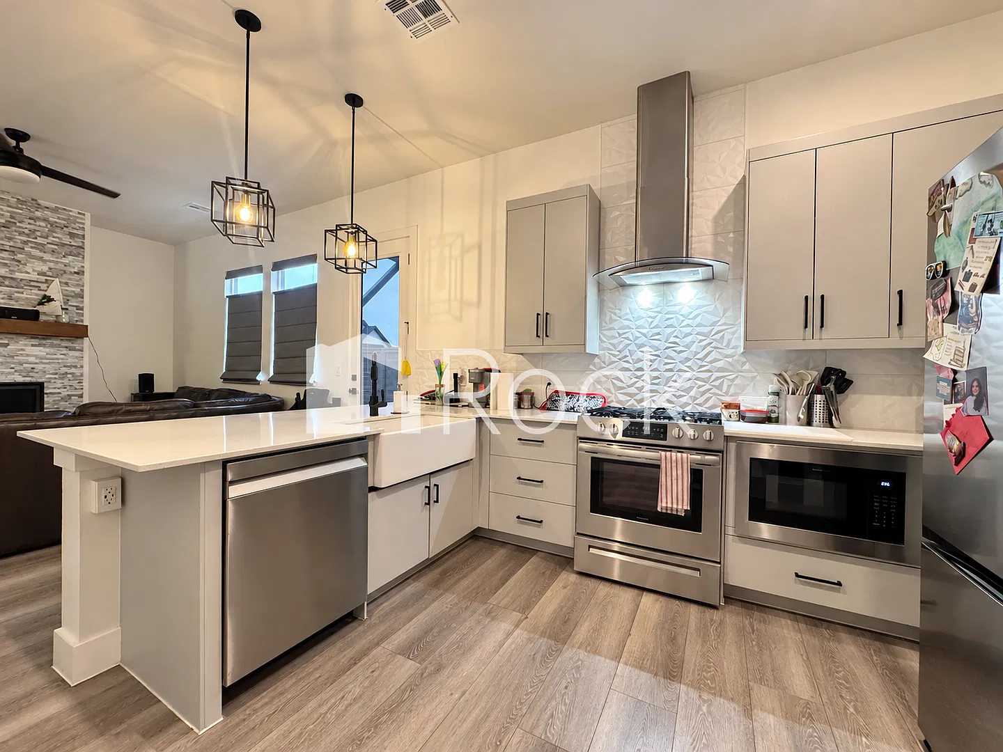 Contemporary 3 Bedroom with 2.5 Baths in Gated Community — Photo 3