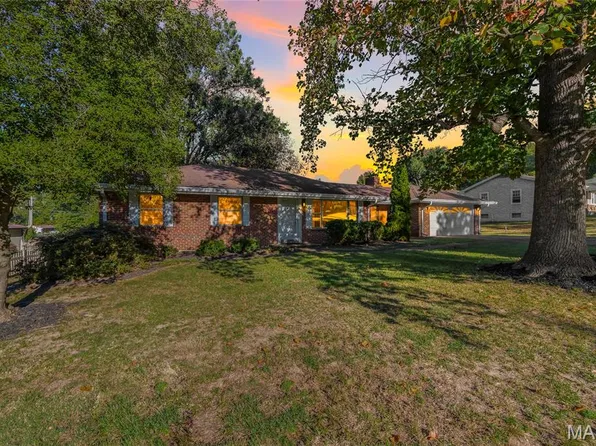 4 Grand Circle Dr, Maryland Heights, MO 63043