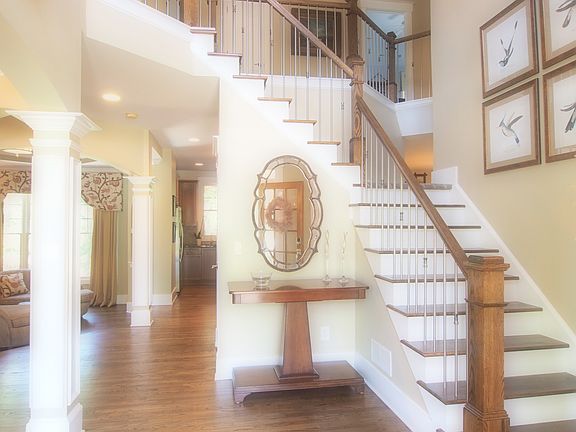 Split stairway foyer