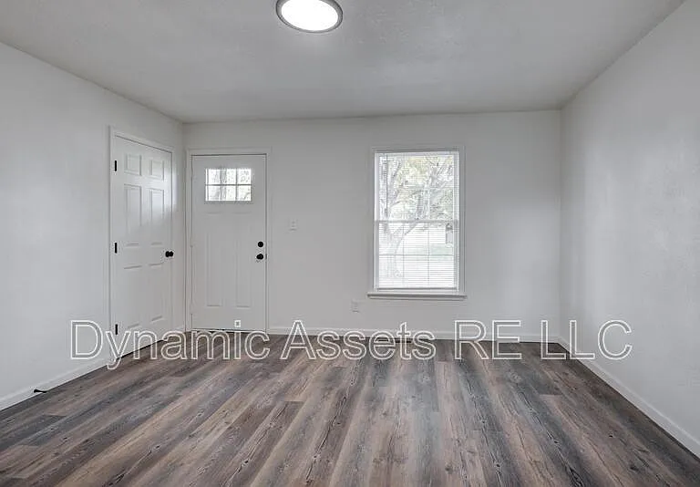 204 E 24th St — Photo 14