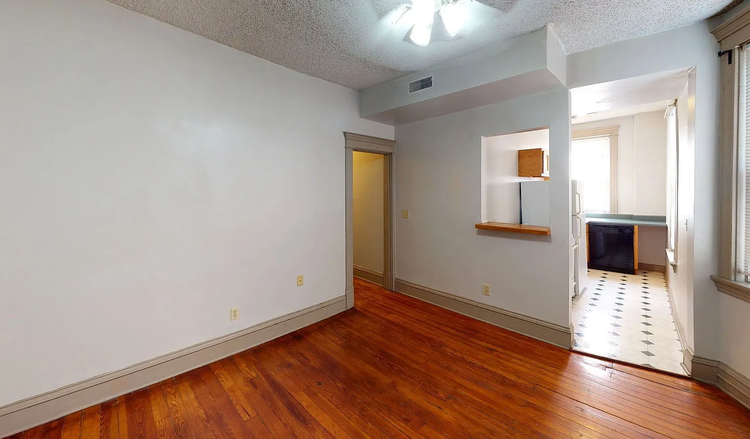 1 bed, 1.0 bath, $995 — Photo 2