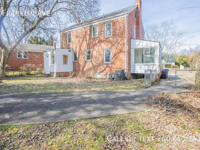 8 Franklin Ave — Photo 35