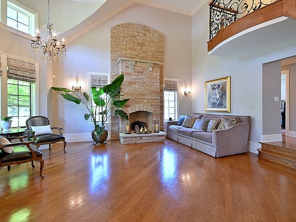 4th image of 1321 Glenlake Ave