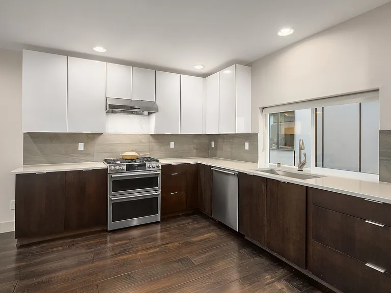 410 W Fulton St — Photo 12