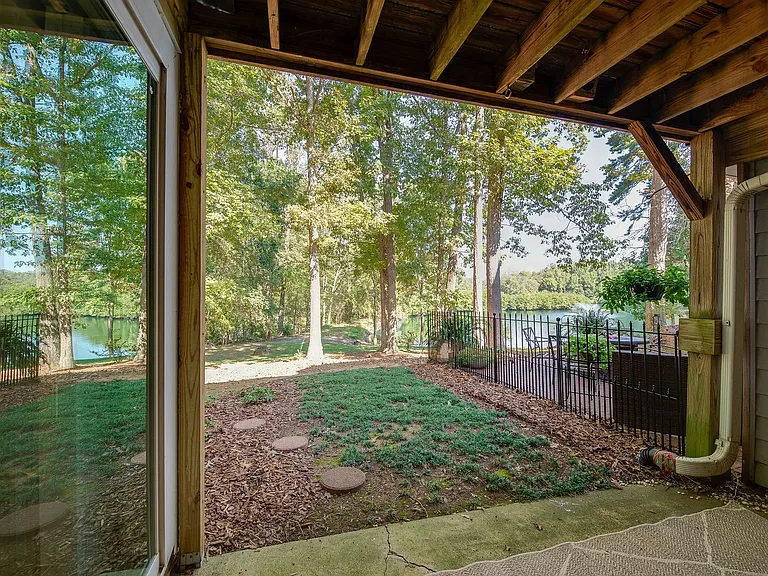 9006 Saint Thomas Ln — Photo 48