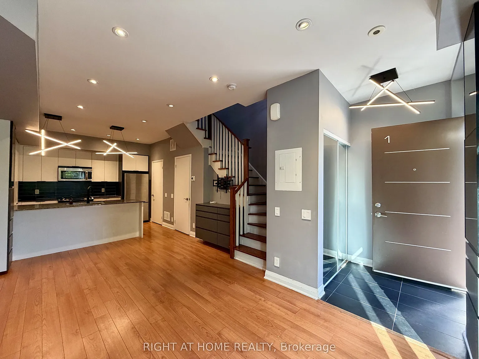 4 bed, $3,900 — Photo 1