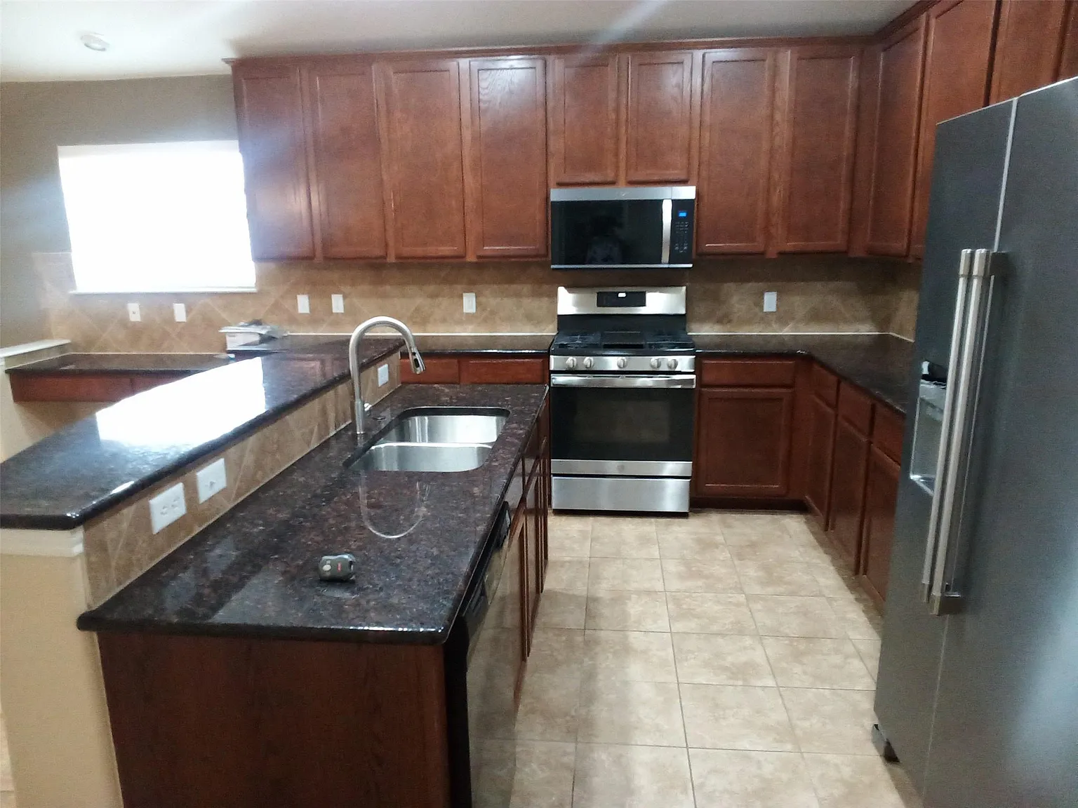 3 bed, 2.0 bath, 1919 sqft, $2,000 — Photo 4