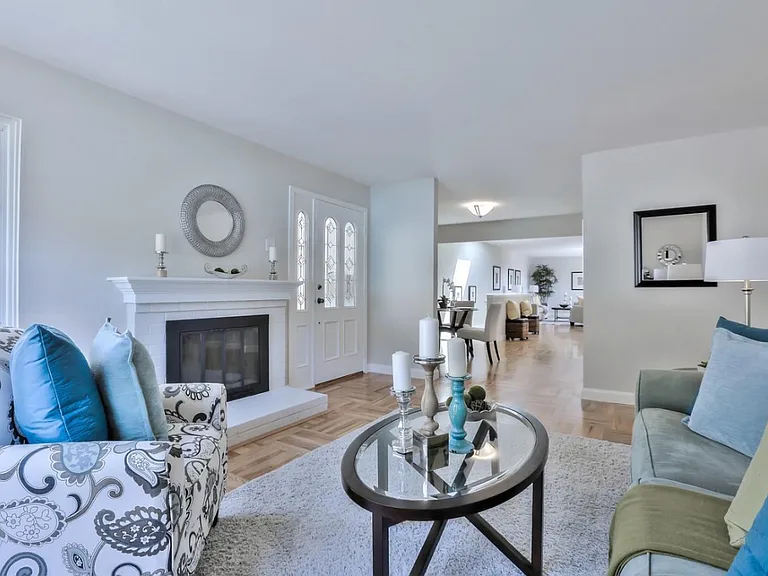 1144 Valencia Way — Photo 2