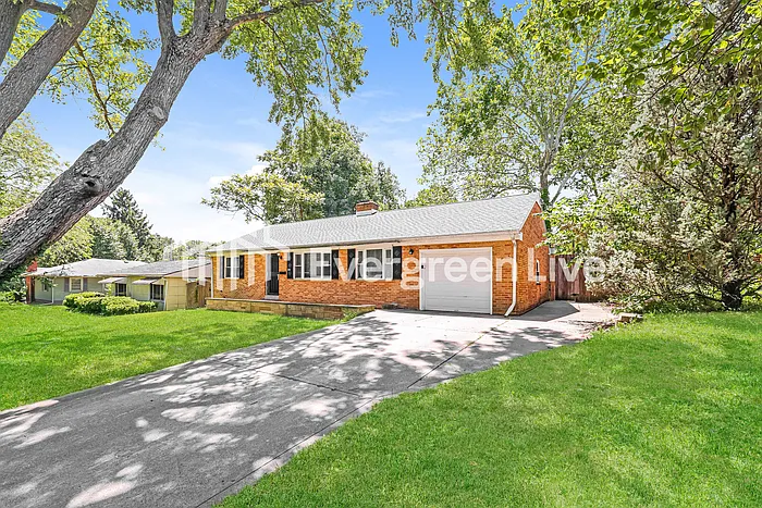 84 Carson Ave — Photo 2