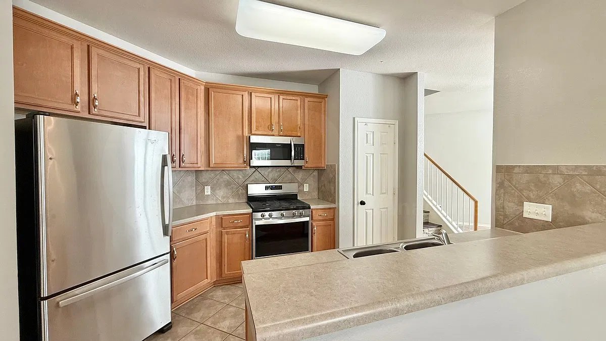 2 bed, 2.5 bath, 1550 sqft, $1,990 — Photo 4