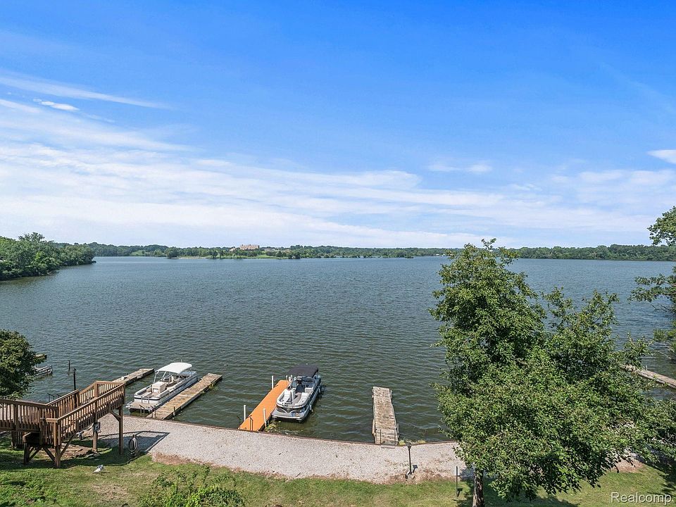 1st image of 881 Cliffs Dr