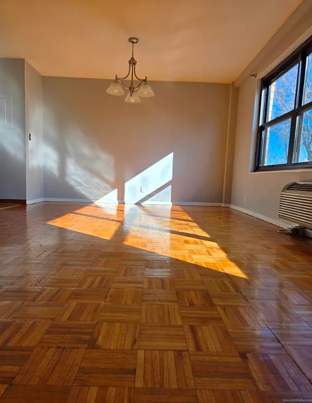 2348 Linwood Ave — Photo 4