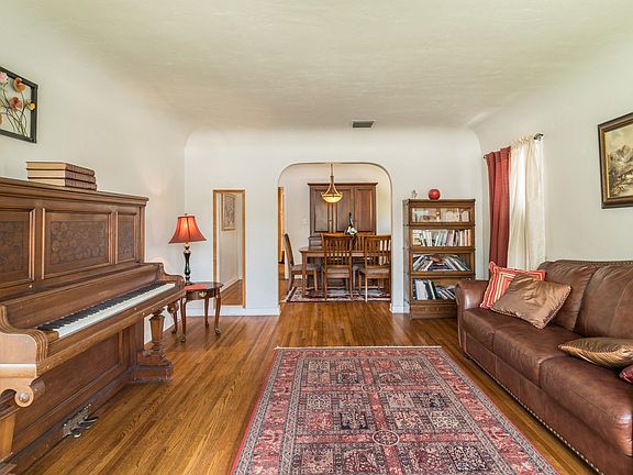 2nd image of 212 Valle Vista Ave