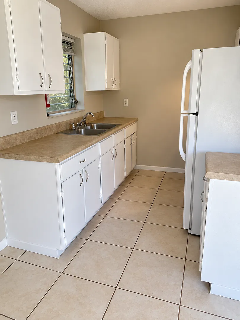 2 Bed 1 Bath Home | Pet Friendly Fenced Yard | Washer Dryer Hook Ups | Section 8 Welcome — Photo 4