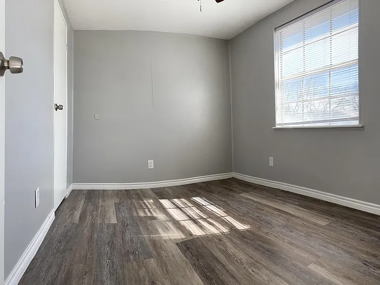 710 E Avenue G #5 — Photo 4