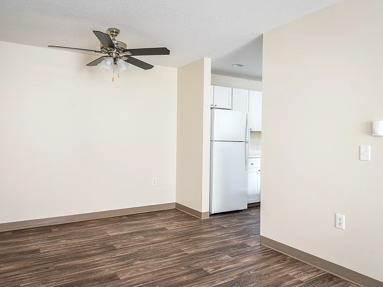 Suzann Plaza Apartments — Photo 25