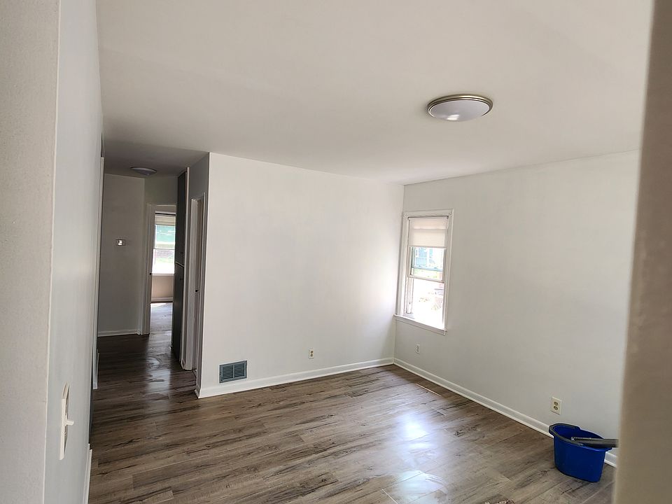 300 E Marshall St, photo 2