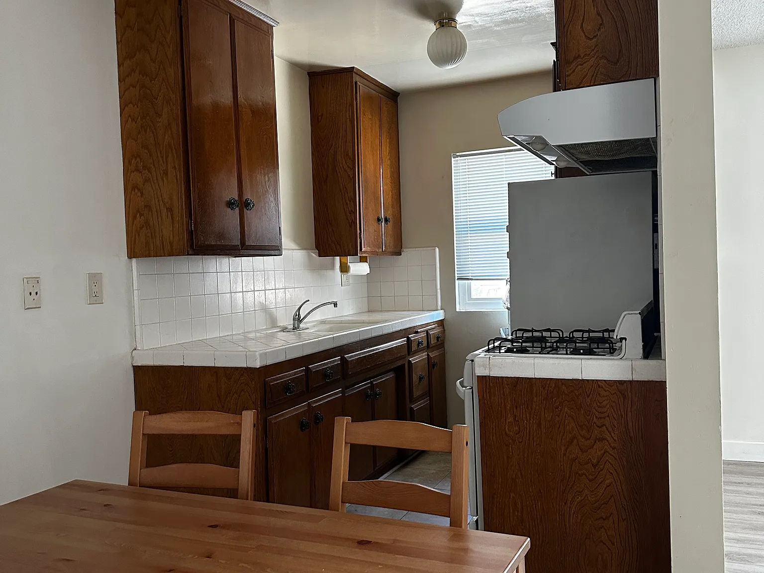 115 S Meridith Ave — Photo 2