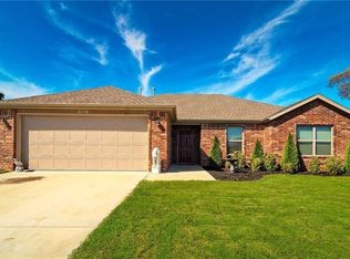 1221 Cottonwood Rd, Centerton, AR 72719