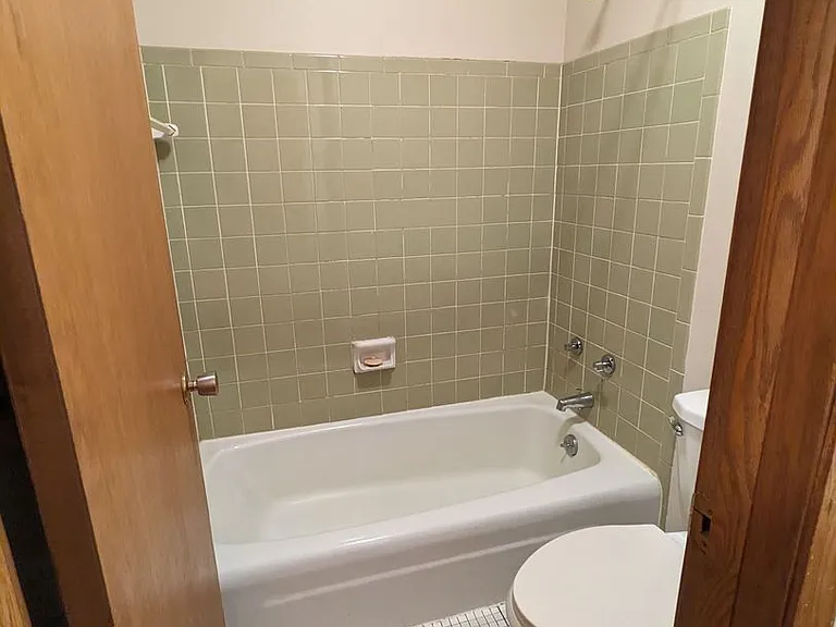 1005 S East St — Photo 30