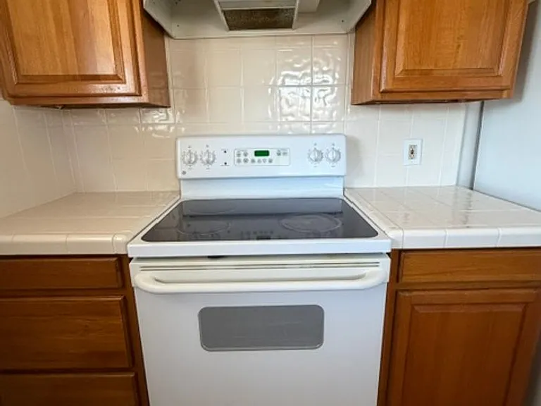 Castlewood Dr 915 — Photo 8