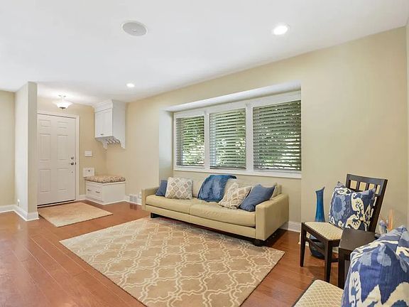 3rd image of 1637 Pinehurst Ave