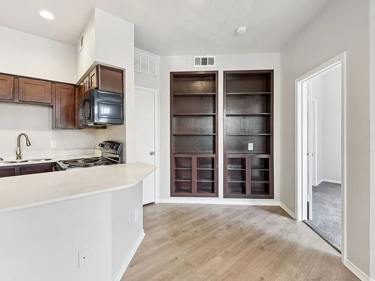 Oaks White Rock — Photo 13