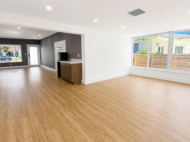 8819 Dickens Ave — Photo 7