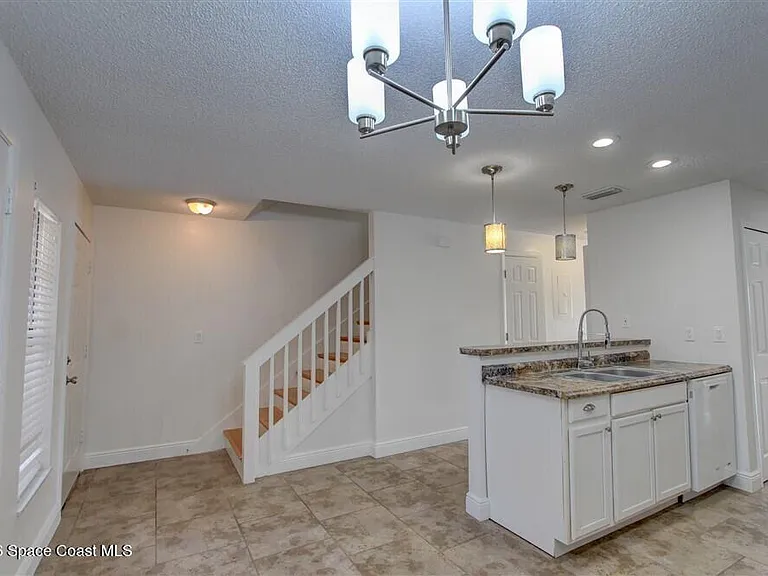 283 E Towne Pl — Photo 6