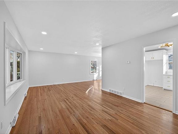 4th image of 10223 Dearborn Dr