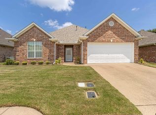 1911 Hollyglen Dr, Tyler, TX 75703