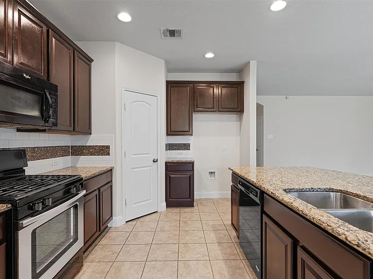 3021 Angelina Ct — Photo 11