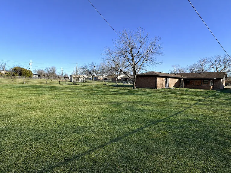 1323 SE Clover Ln — Photo 3