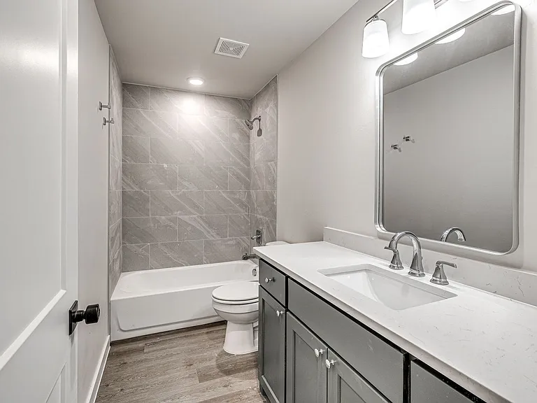 616 W 2nd St #100 — Photo 29