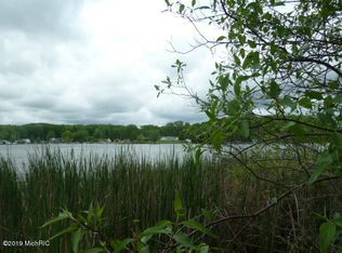 3012 N Lakeshore Dr, Hillsdale, MI 49242