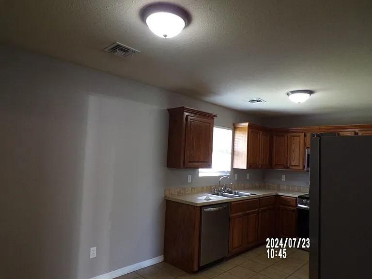 621 NW Granite Ave — Photo 2
