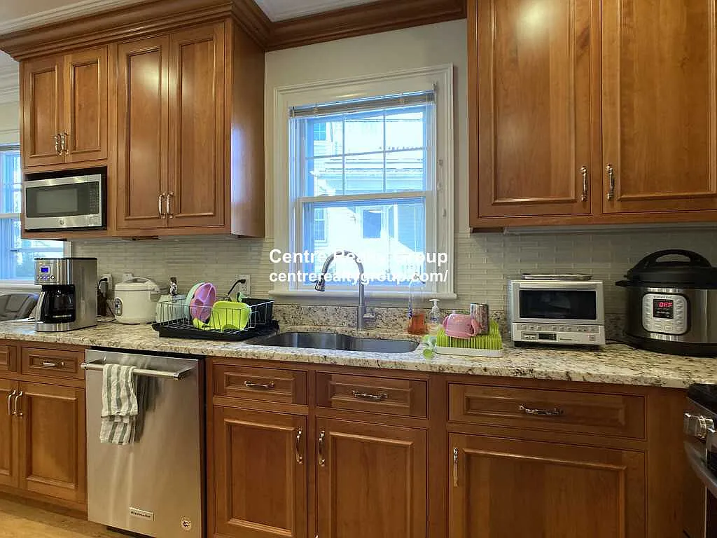4 bed, 2.5 bath, $6,250 — Photo 2