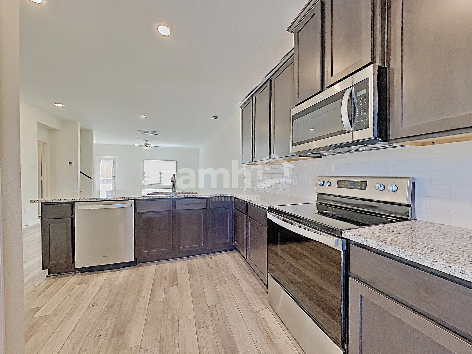 5 bed, 2.5 bath, 2700 sqft, $2,395 — Photo 3