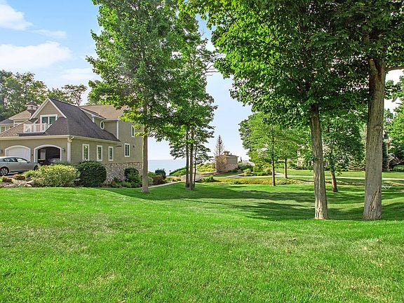 5th image of 11 Streamwood Dr