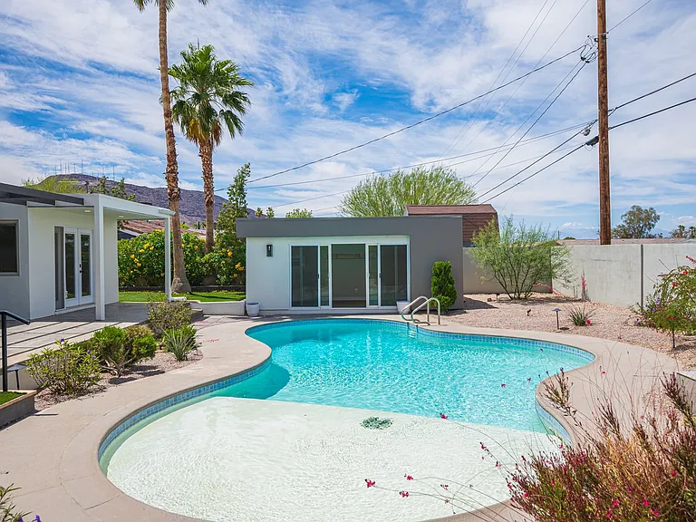 330 E Country Club Dr — Photo 13