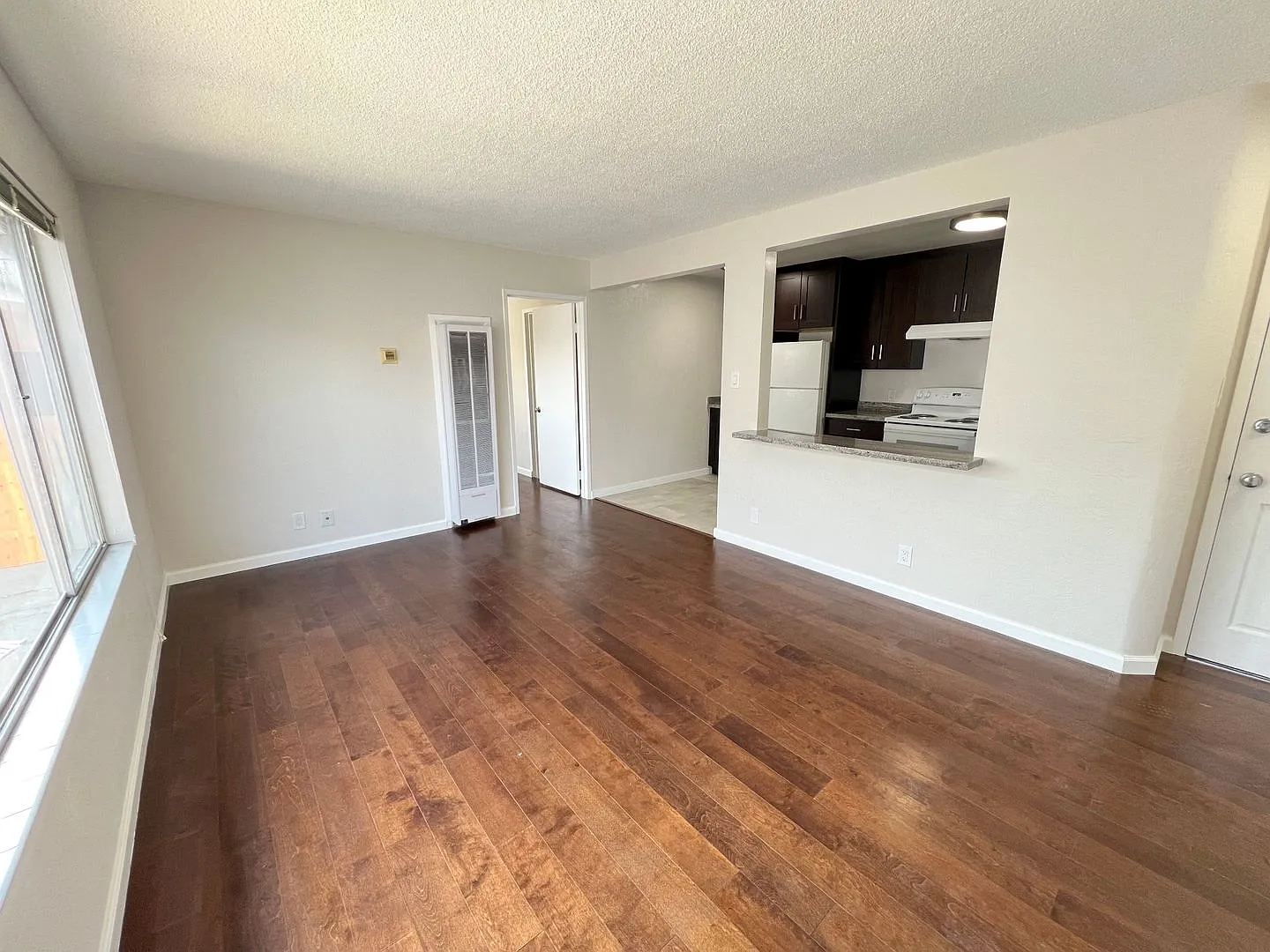 Prime Location, Modern Amenities: 1-BR Apartment — Photo 4