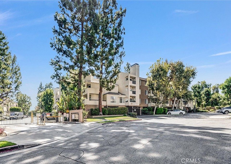 1st image of 5500 Owensmouth Ave APT 122