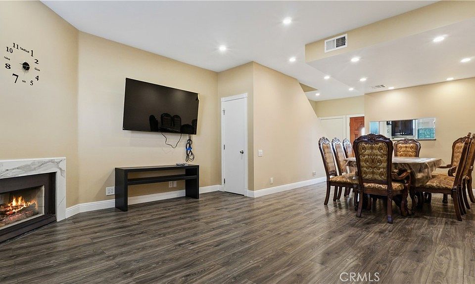 1st image of 14256 Victory Blvd APT 3