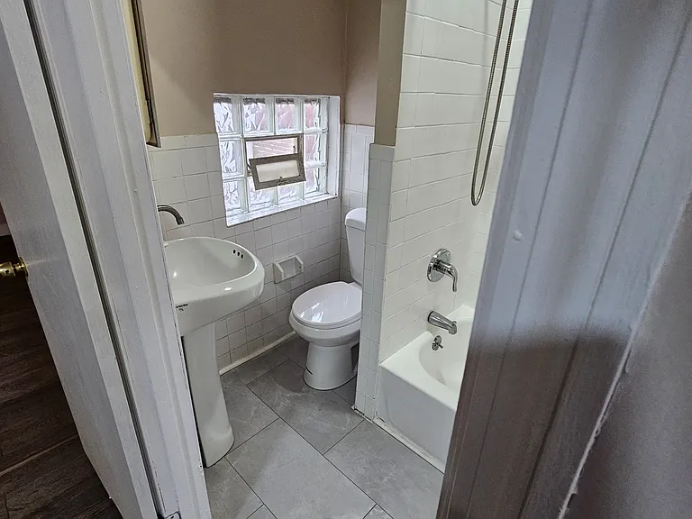 2938 W Susquehanna Ave — Photo 5