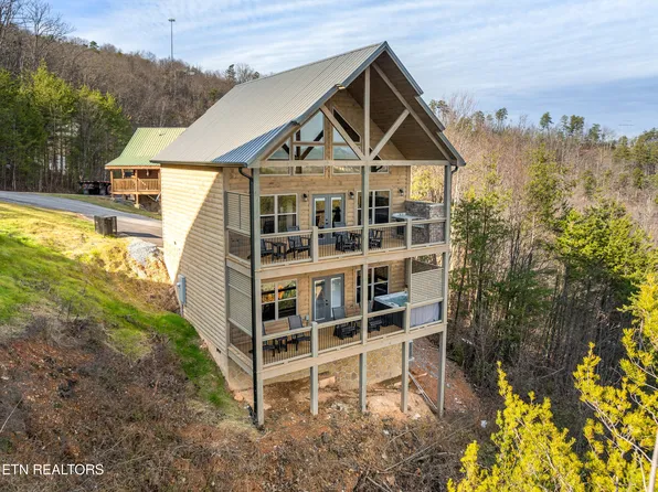 804 Peak Loop Way, Sevierville, TN 37862