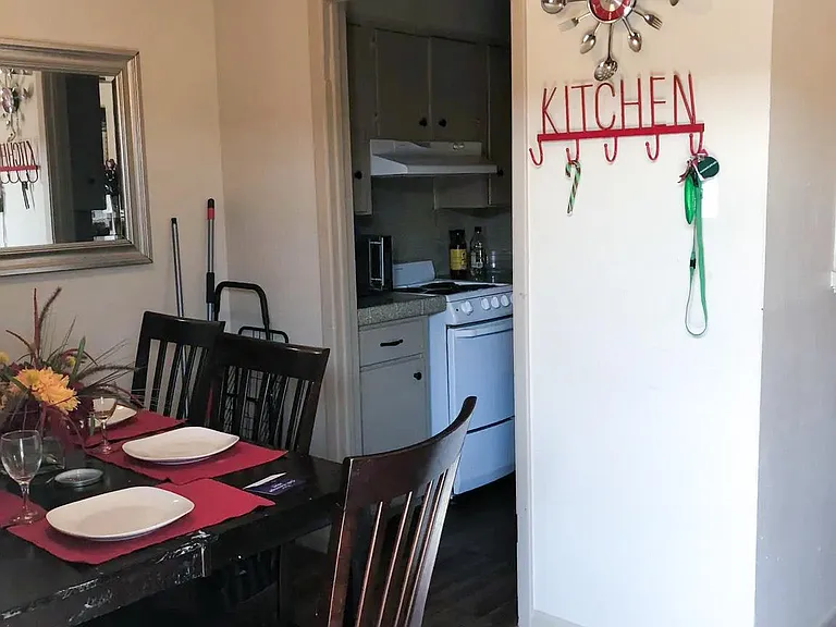 2515 Louise St — Photo 3